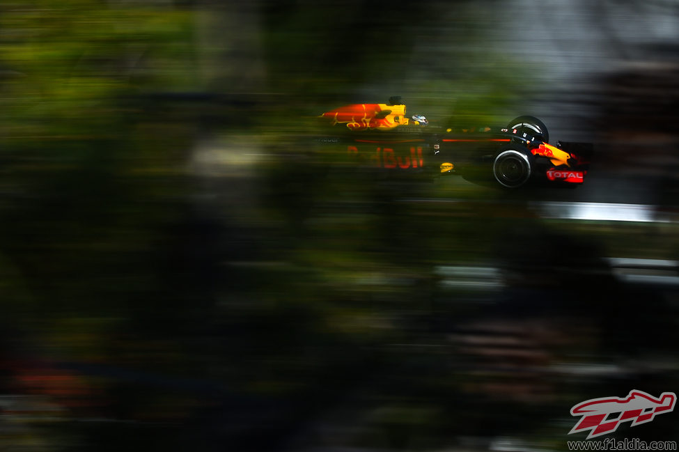 Daniel Ricciardo vuela en el trazado de Montmeló