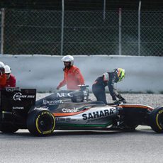 El VJM09 se queda parado en la curva 11