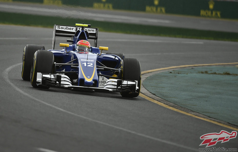 Felipe Nasr rueda con el neumático blando