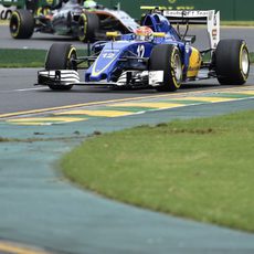 Felipe Nasr rueda por delante de Hülkenberg