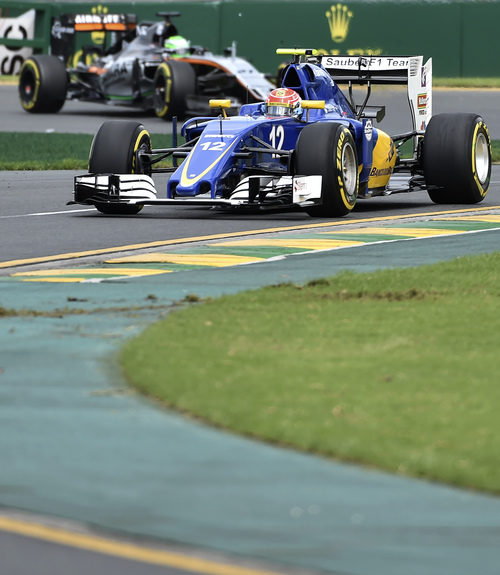 Felipe Nasr rueda por delante de Hülkenberg