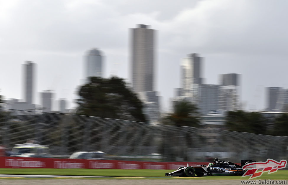 Sergio Pérez se dirige a otra de las curvas de Albert Park