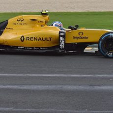 Jolyon Palmer rueda con neumáticos de lluvia extrema