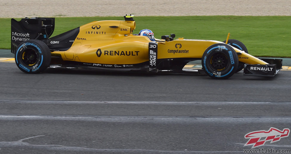 Jolyon Palmer rueda con neumáticos de lluvia extrema