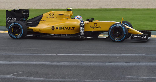 Jolyon Palmer rueda con neumáticos de lluvia extrema