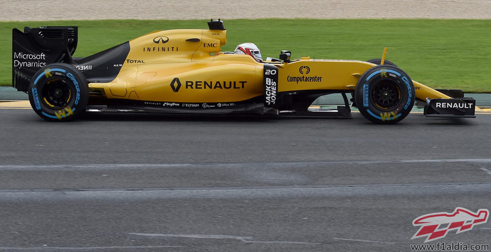 Kevin Magnussen rueda con el RS16