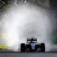 Nico Rosberg vuela bajo la lluvia