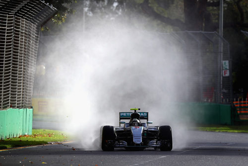 Nico Rosberg vuela bajo la lluvia