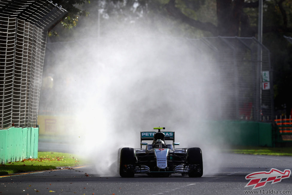 Nico Rosberg vuela bajo la lluvia