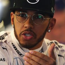 Lewis Hamilton soprendió durante los libres con estas curiosas gafas