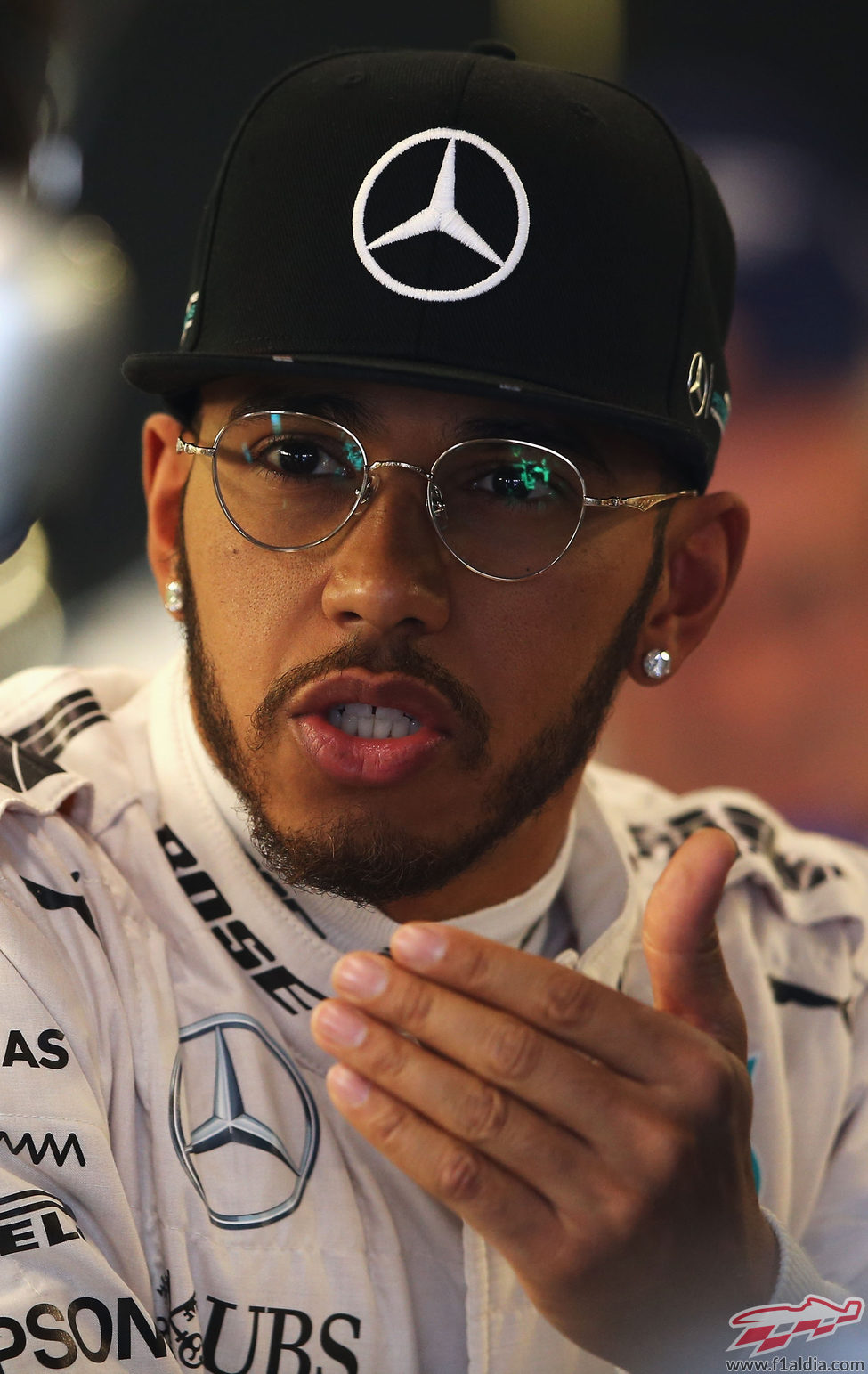 Lewis Hamilton soprendió durante los libres con estas curiosas gafas