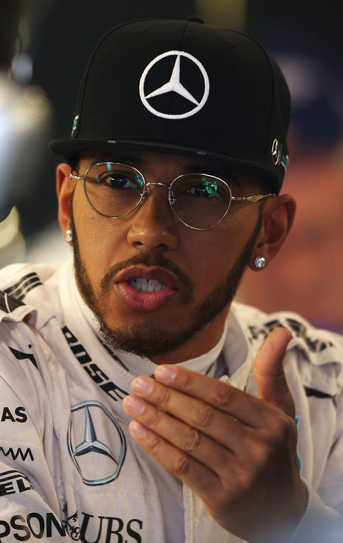 Lewis Hamilton soprendió durante los libres con estas curiosas gafas