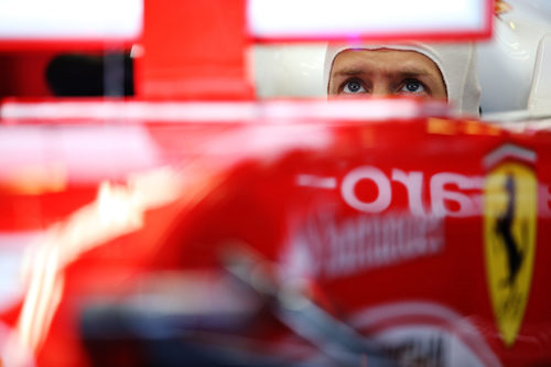 Sebastian Vettel dentro de su SF16