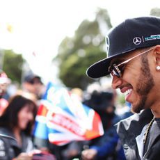 Lewis Hamilton atendiendo a los fans