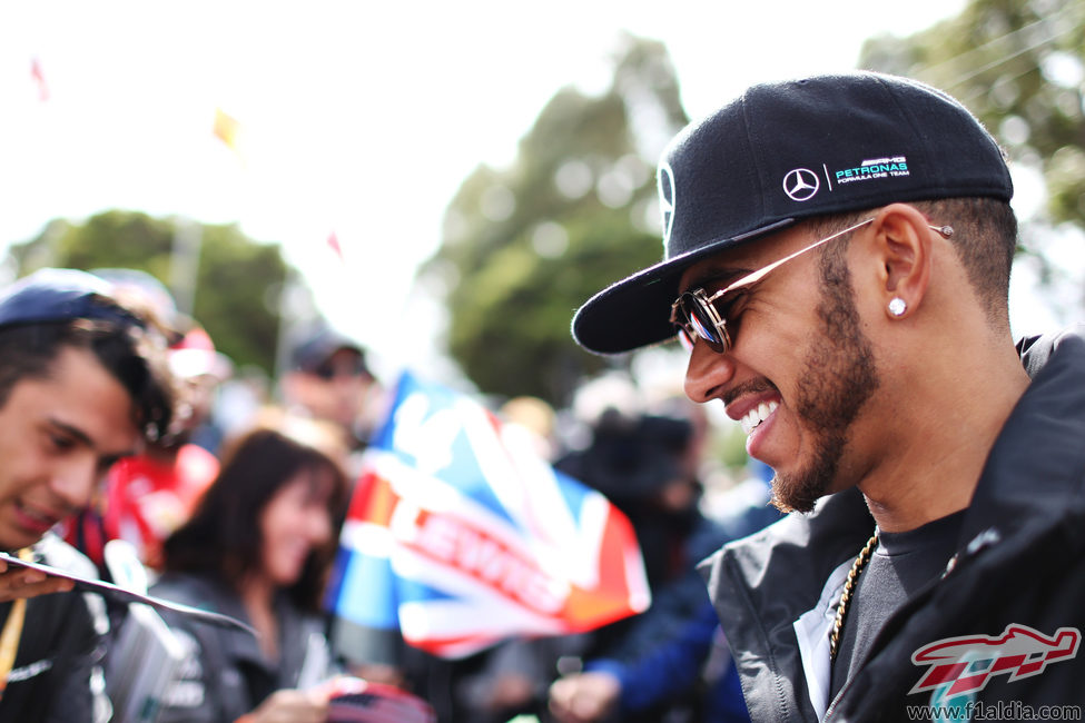 Lewis Hamilton atendiendo a los fans