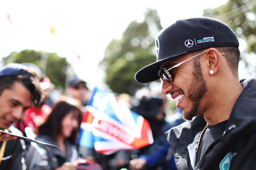 Lewis Hamilton atendiendo a los fans