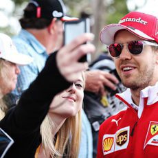 Sebastian Vettel con los aficionados