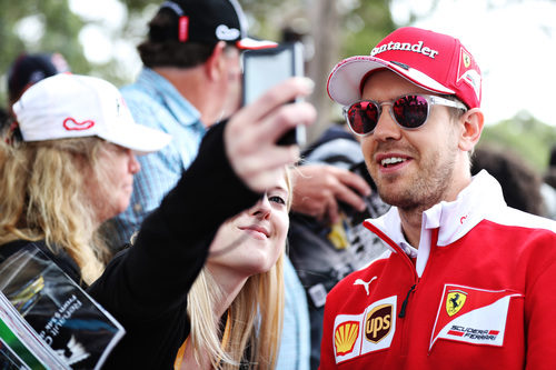 Sebastian Vettel con los aficionados