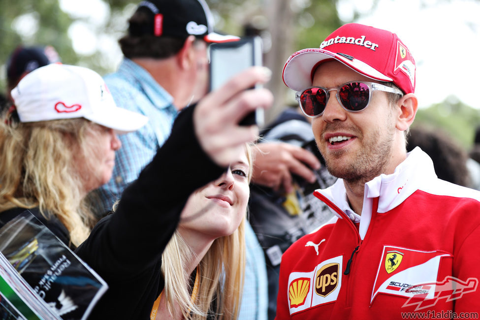 Sebastian Vettel con los aficionados