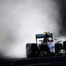 Nico Rosberg rodando bajo la lluvia