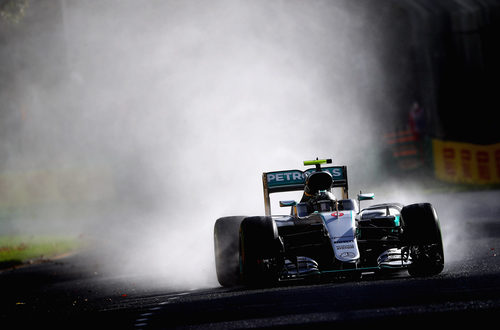 Nico Rosberg rodando bajo la lluvia
