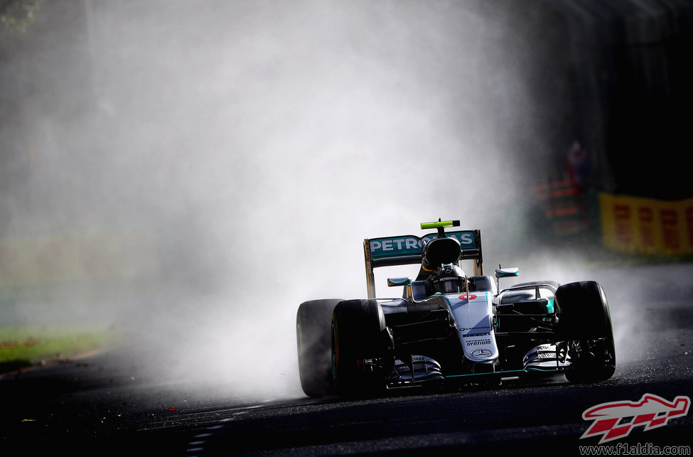 Nico Rosberg rodando bajo la lluvia