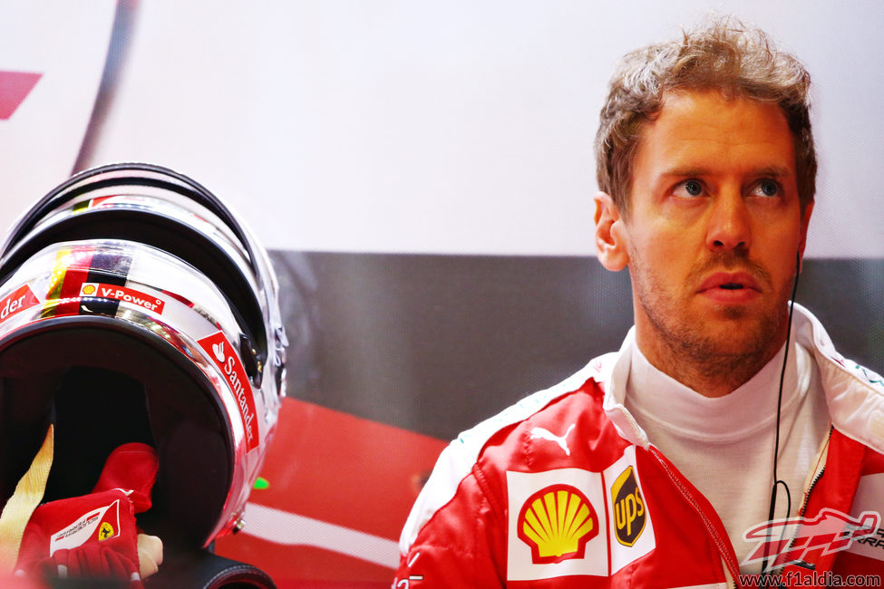 Sebastian Vettel concentrado durante los libres