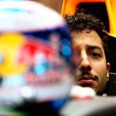 Daniel Ricciardo dentro del Red Bull