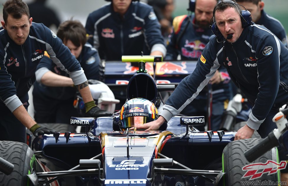 Carlos Sainz tuvo problemas en la primera sesión de libres