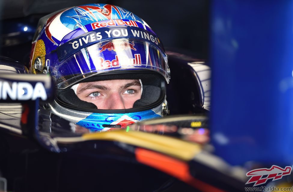 Max Verstappen dentro del Toro Rosso