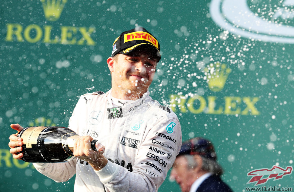 Nico Rosberg descorcha el champán