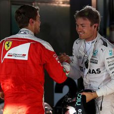 Sebastian Vettel felicita a Nico Rosberg