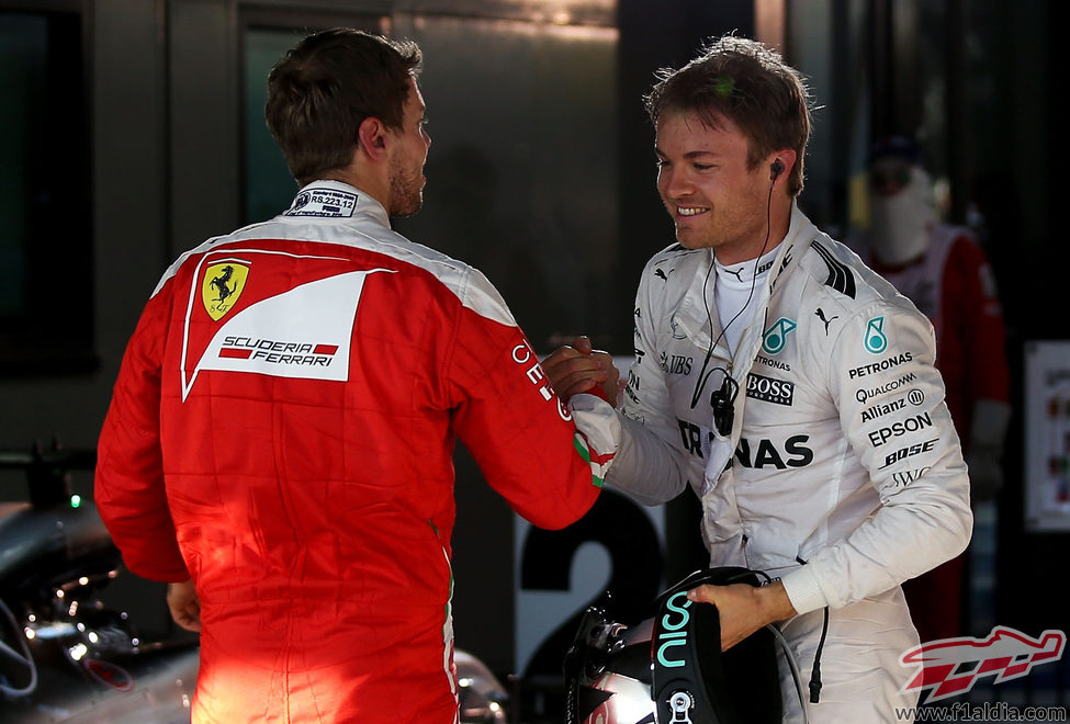 Sebastian Vettel felicita a Nico Rosberg