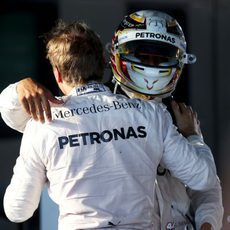 Nico Rosberg y Lewis Hamilton se abrazan al lograr el doblete