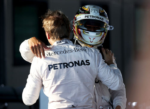 Nico Rosberg y Lewis Hamilton se abrazan al lograr el doblete