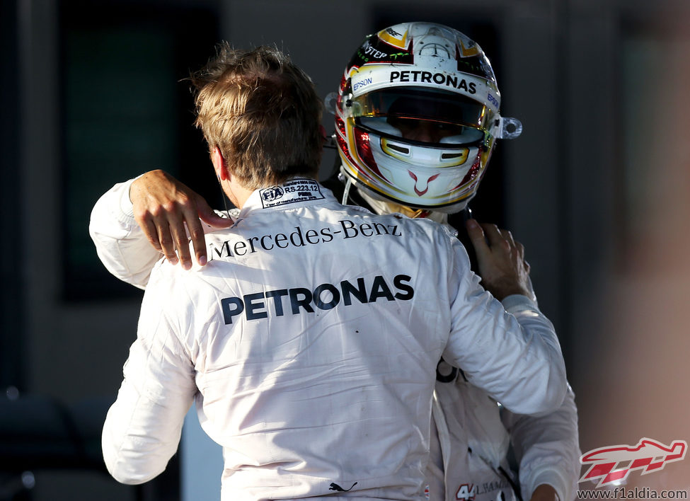 Nico Rosberg y Lewis Hamilton se abrazan al lograr el doblete