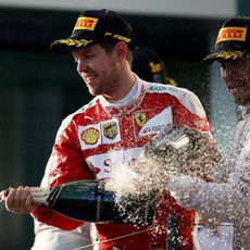 Lewis Hamilton y Sebastian Vettel lanzan champán a sus equipos