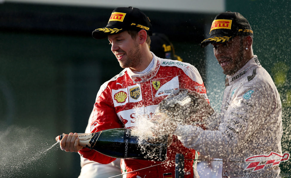 Lewis Hamilton y Sebastian Vettel lanzan champán a sus equipos