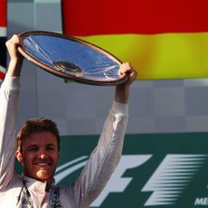 Nico Rosberg levanta su trofeo en Albert Park