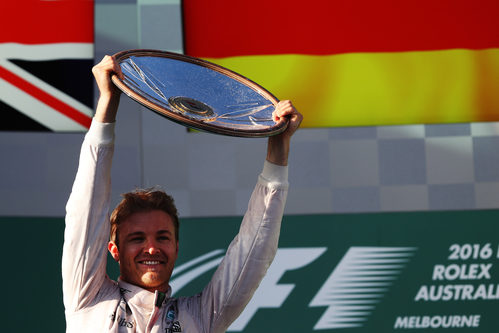 Nico Rosberg levanta su trofeo en Albert Park