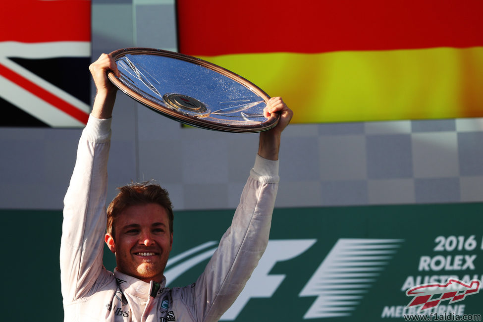 Nico Rosberg levanta su trofeo en Albert Park