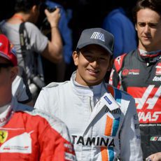 Ryo Haryanto disfruta del desfile de pilotos