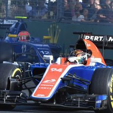 Pascal Wehrlein rueda por delante de un Sauber