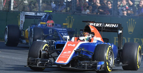 Pascal Wehrlein rueda por delante de un Sauber