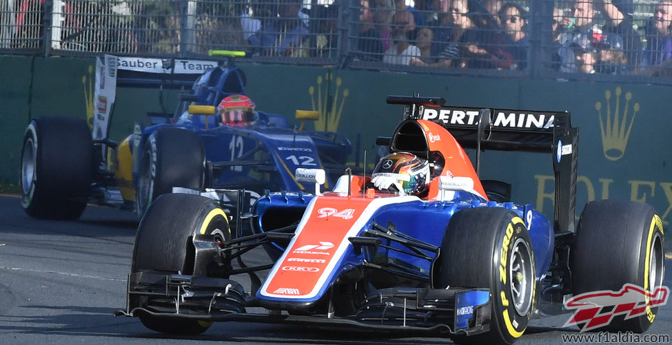 Pascal Wehrlein rueda por delante de un Sauber