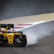 Kevin Magnussen se pasa de frenada con el Renault
