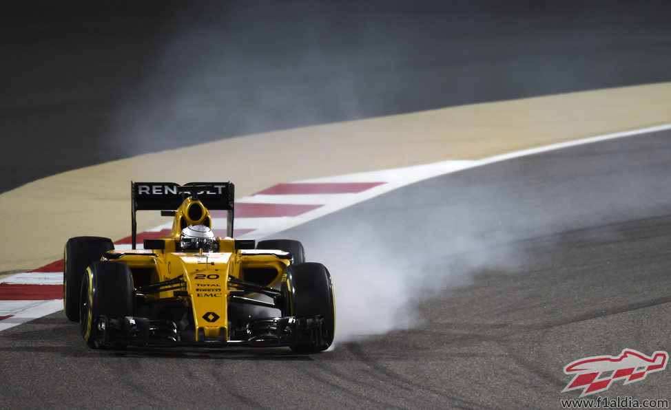 Kevin Magnussen se pasa de frenada con el Renault