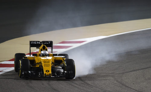 Kevin Magnussen se pasa de frenada con el Renault