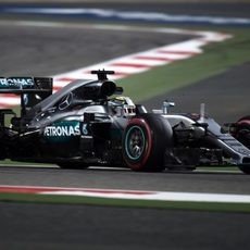 Lewis Hamilton no pudo con su compañero el viernes