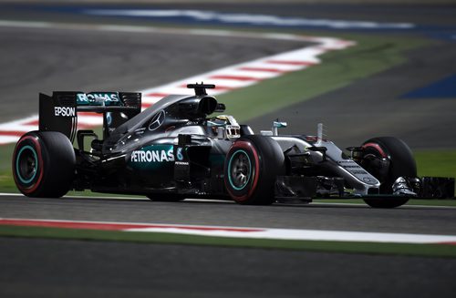 Lewis Hamilton no pudo con su compañero el viernes